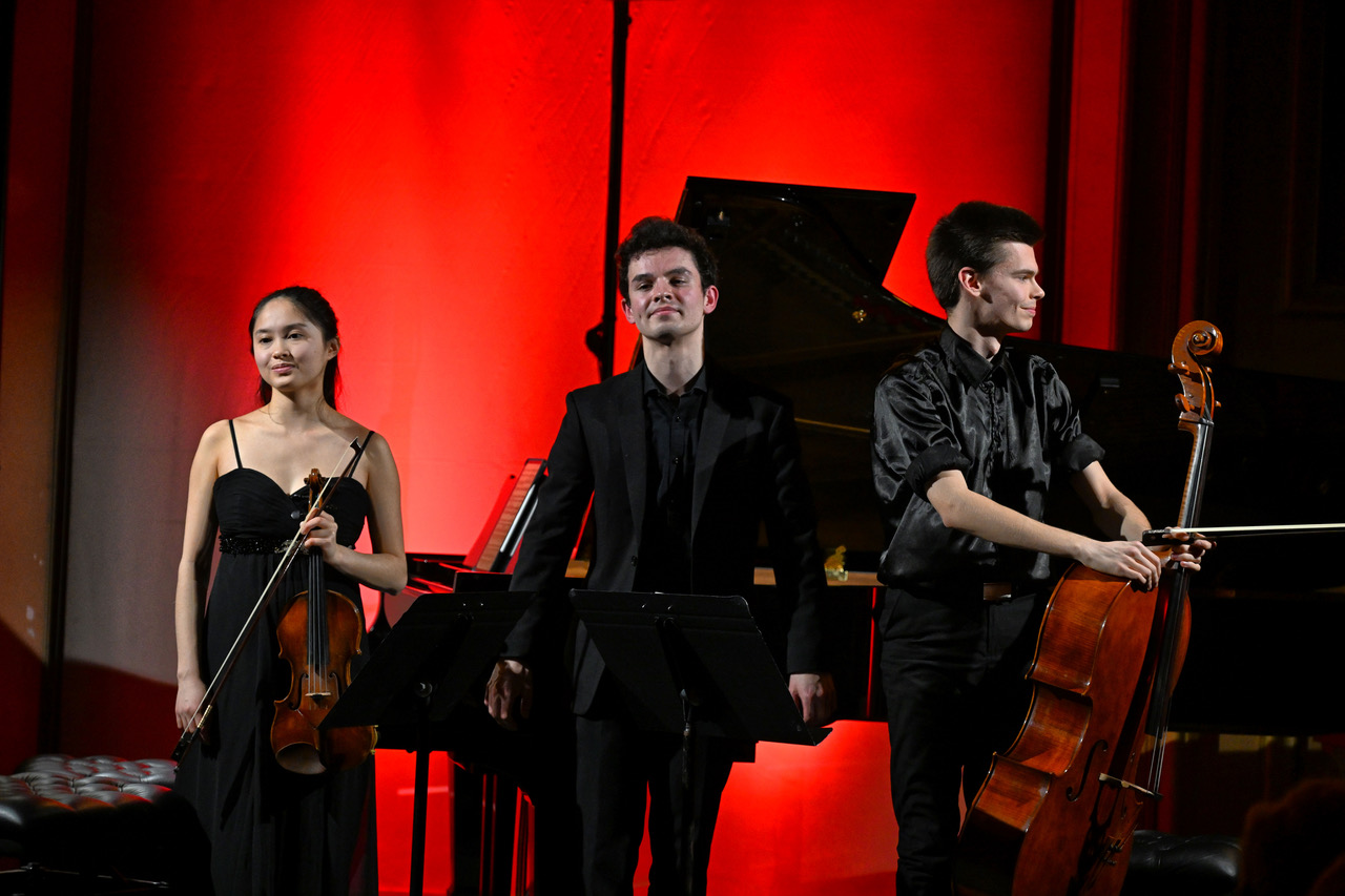 Soirées musicales février 2024_ Iris Scialom, violon, Antonin Bonnet, piano, Krzystof Michalski, violoncelle, salut