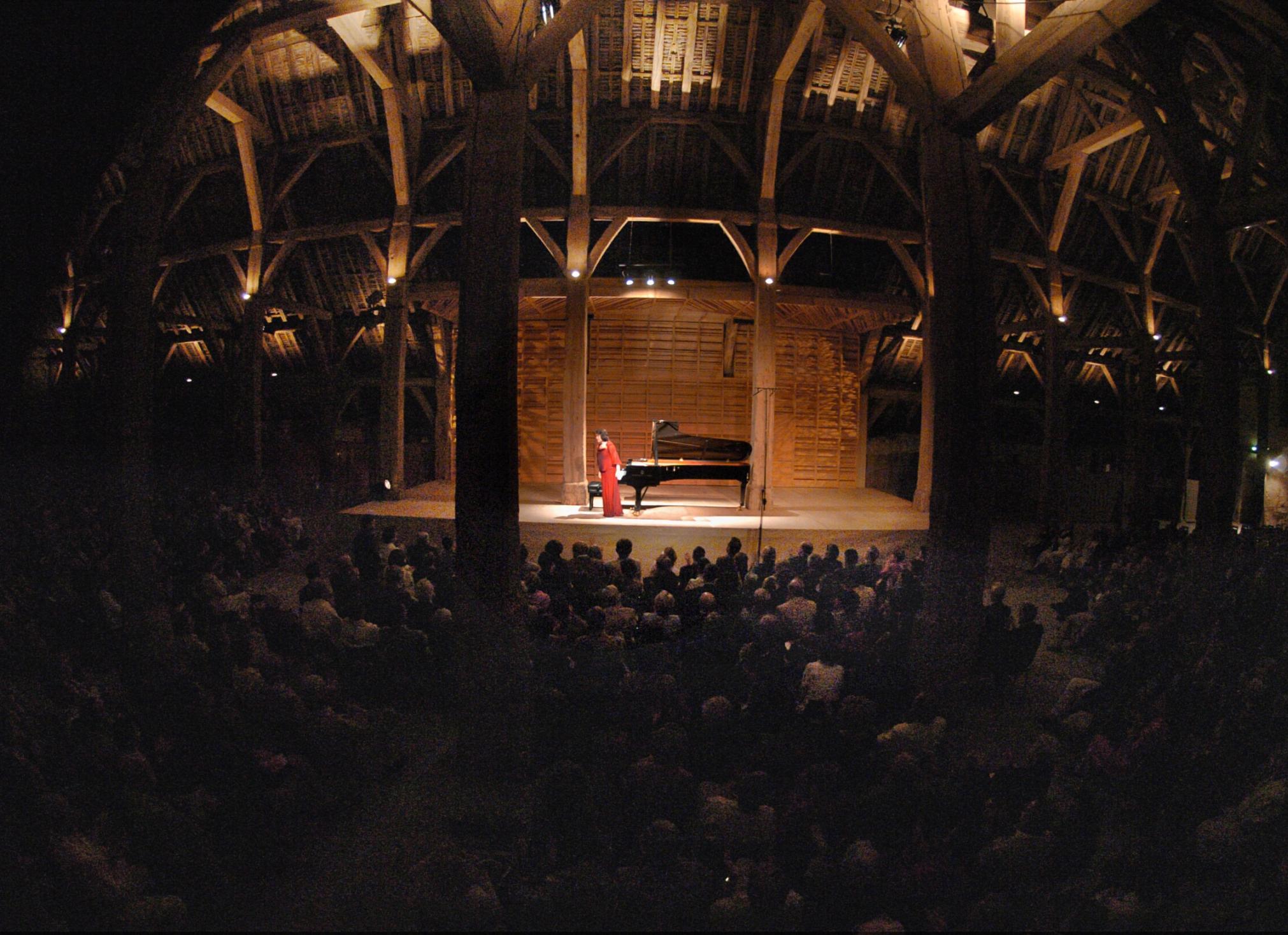 Elisabeth Leonskaïa devant le public de la Grange_2004_Gérard Proust