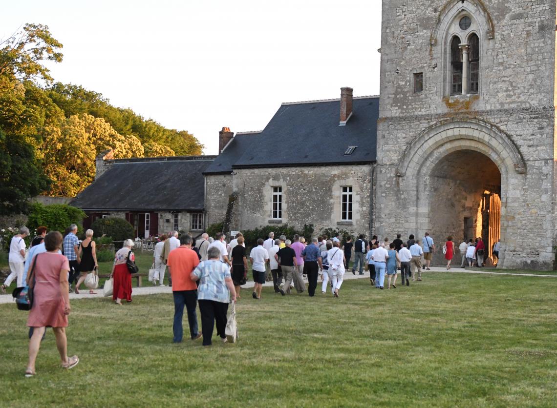 Sortie de spectacle par le porche