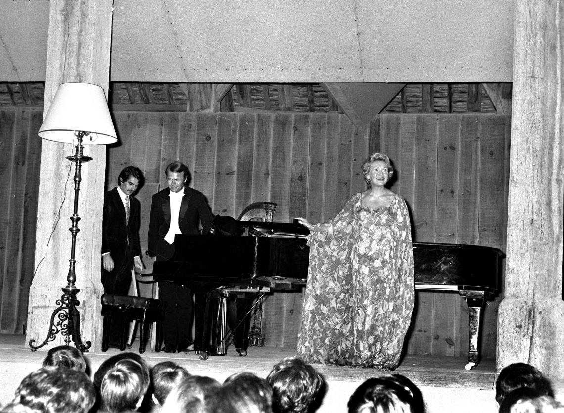 Elisabeth Schwartzkopf _soprano accompagnée par Brian Lamport au piano_Meslay 1970