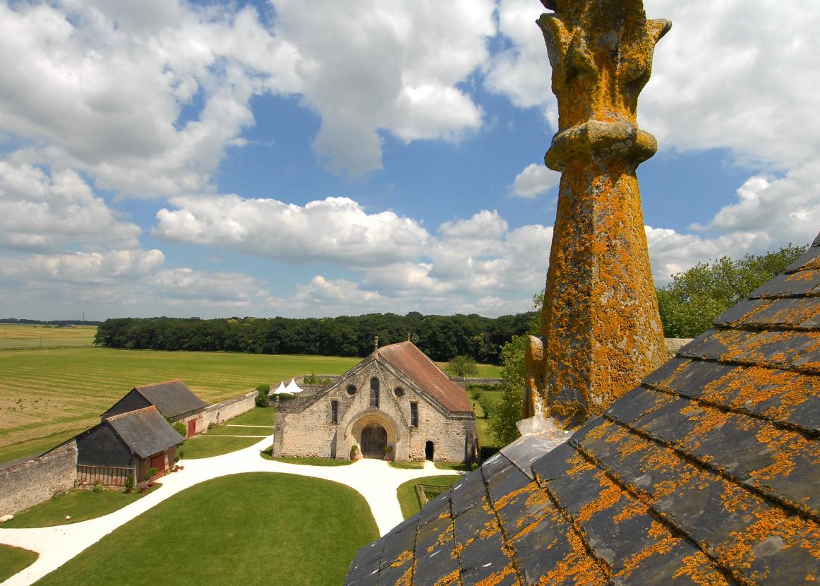 Vue du porche de la Grange de Meslay