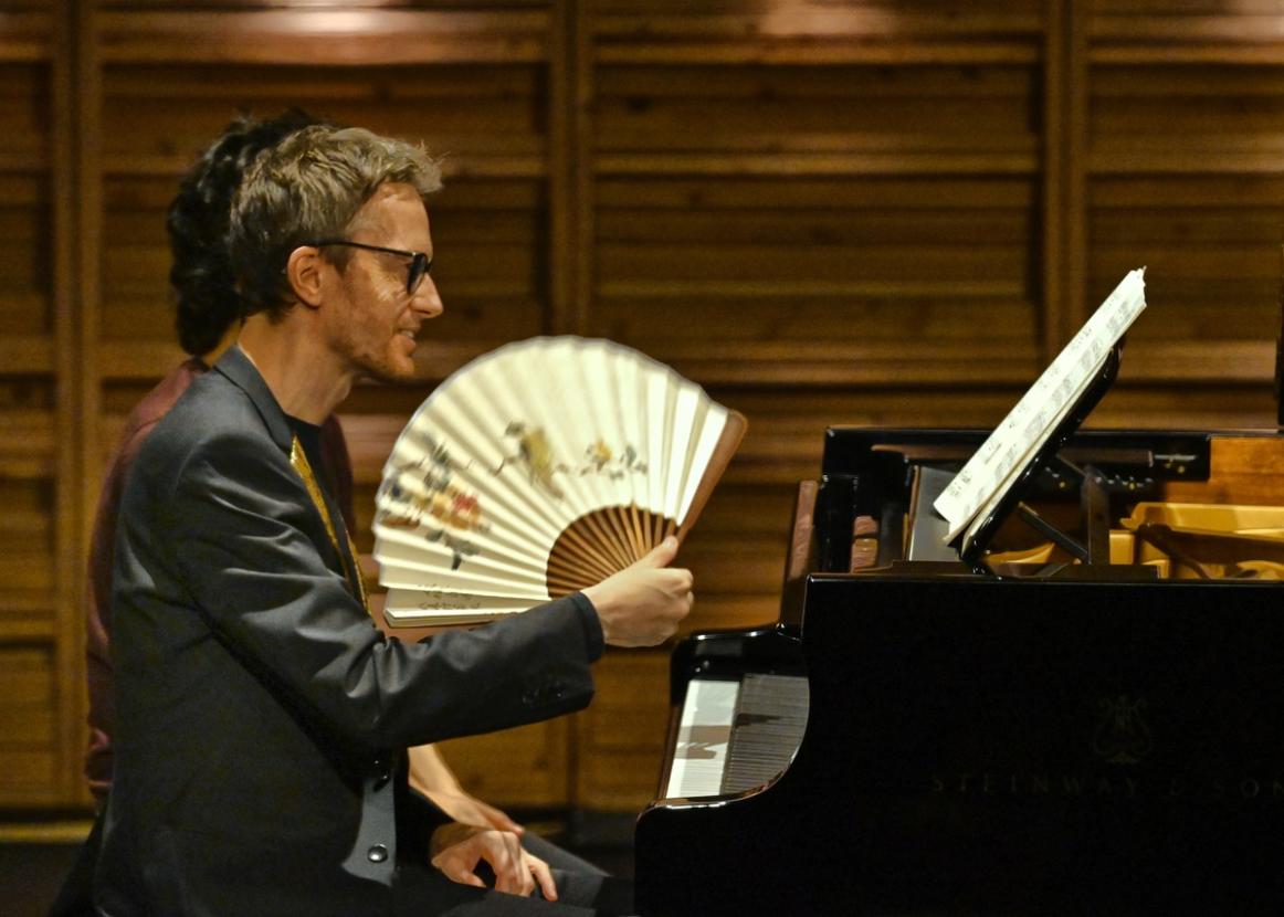 Alexandre Tharaud et son eventail avant le concert du 18 juin 2022